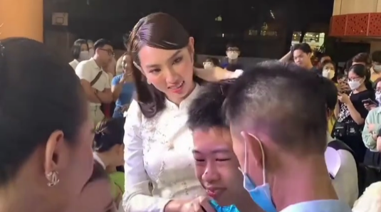 Hoa hậu Thùy Tiên hớt hải tìm bố cho em nhỏ bị lạc, ôm bên cạnh không rời - Ảnh 4