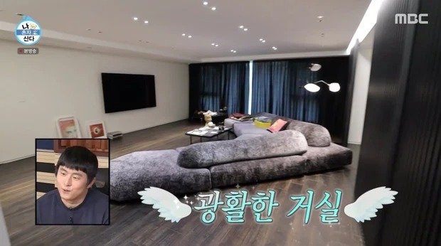 Chiếc sofa Edra On the Rocks siêu rộng rãi trong phòng khách nhà Kai có giá 1,3 tỷ đồng.