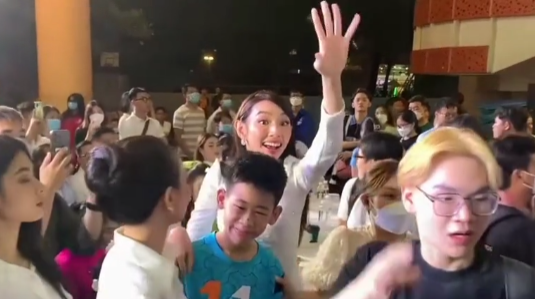 Hoa hậu Thùy Tiên hớt hải tìm bố cho em nhỏ bị lạc, ôm bên cạnh không rời - Ảnh 3