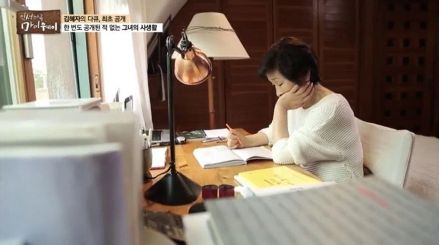 Góc đọc sách trên tầng áp mái của Kim Hye Ja