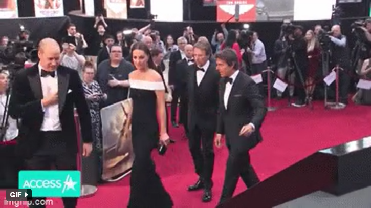 Sau khi được Tom Cruise dìu bước lên cầu thang, nữ công tước nhanh chóng rời khỏi tay tài tử này và lật đật đổi vị trí chiếc ví của mình sang bên tay mà nam diễn viên vừa nắm lấy, rồi sau đó tự mình bước đi.