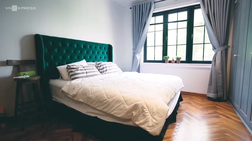 Phòng ngủ tối giản, ấm cúng, có tủ để đồ lớn cao kịch trần