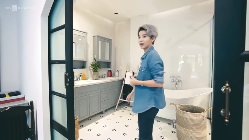 Phòng tắm này từng là góc yêu thích của Vũ Cát Tường vì cô có thể ngâm bồn thư giãn