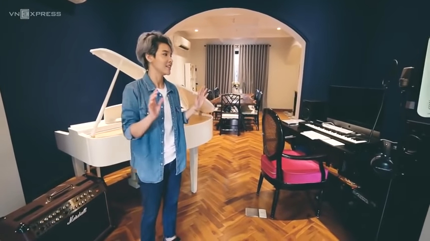 Góc sáng tác nhạc của Vũ Cát Tường gồm cây đàn piano và nhiều thiết bị chuyên nghiệp khác