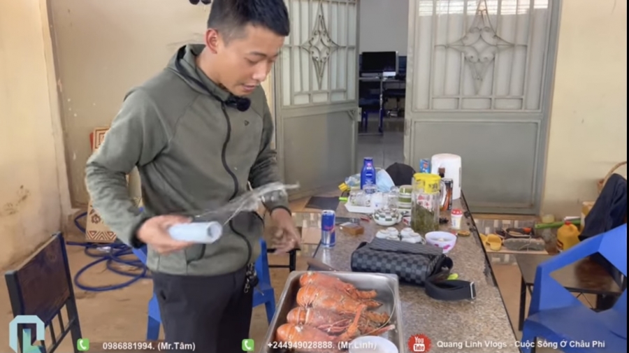 Sau 2 giờ hấp, Quang Linh Vlogs mới có món tôm hùm mang sang cho các em nhỏ.