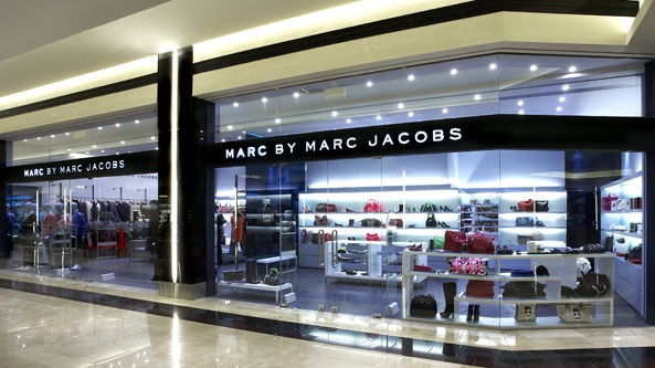 Phân nhánh Marc by Marc Jacobs có giá thành mềm hơn, hướng tới những người tiêu dùng tầm trung