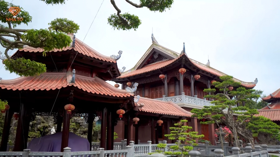 Những cột gỗ lớn, ngói ấm dương, góc mái chạm trổ của biệt thự là những đặc trưng của kiến trúc cổ Việt Nam.