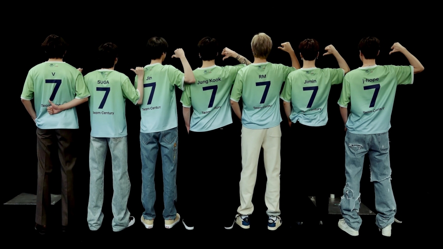 Tất cả các thành viên đều mặc áo số 7.