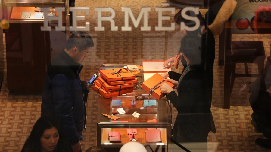 Hermes sẽ không cho bạn chiếc túi bạn muốn nếu không cố gắng 'làm thân' với nhân viên, hay không nhiệt tình 'rút hầu bao' mua những món đồ linh tinh khi mua sắm tại cửa hàng.