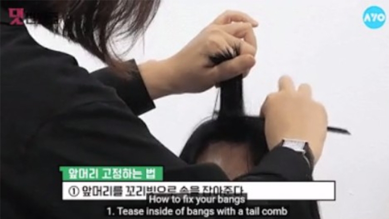 Trước hết, bạn dùng lược chải ngược lên phần tóc mái để các sợi tóc được tơi và thẳng hàng với nhau.