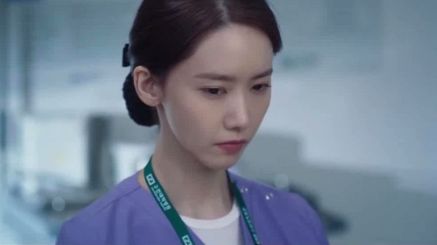 Trong Big Mouth, Yoona đóng vai một nữ y tá nên luôn ưu tiên cho vẻ ngoài gọn gàng.