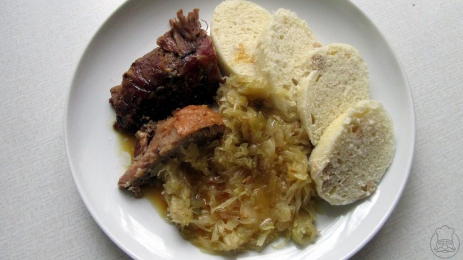 Vepřo-knedlo-zelo là món ăn có dinh dưỡng rất cân bằng.