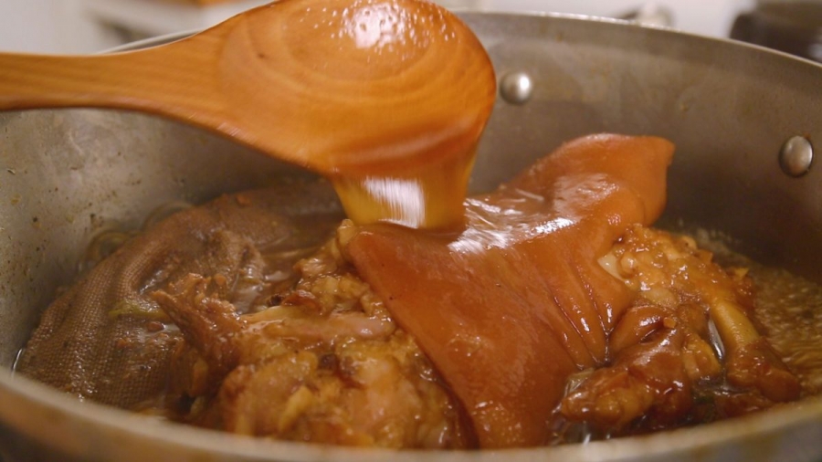 Trong quá trình hầm, nên dùng một chiếc thìa để múc nước hầm rưới lên cho thịt chân giò ngấm gia vị.