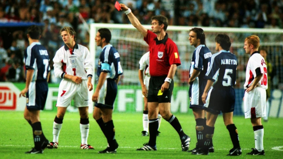 Beckham bị phạt thẻ đỏ trong trận đấu của đội tuyển Anh ở vòng 16 tại World Cup 1998. Ảnh: Colorsport/Shutterstock