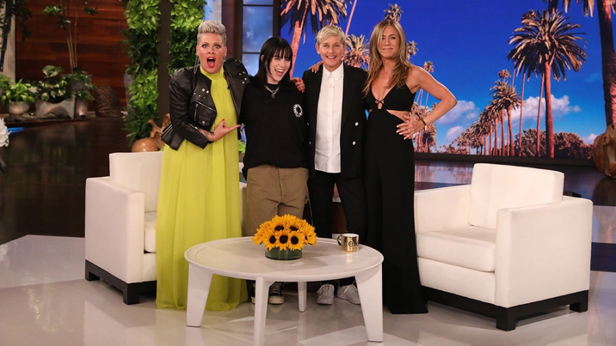 MC Ellen DeGeneres bên cạnh các nghệ sĩ trong tập cuối cùng