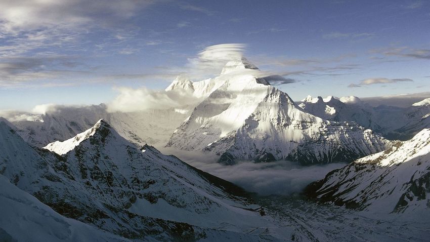 Đỉnh núi băng tuyết trên dãy Himalaya.