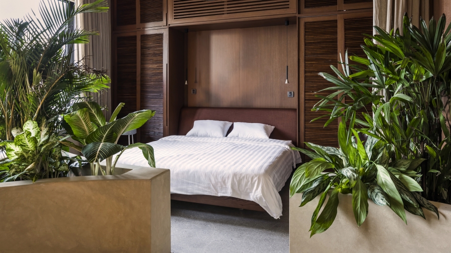 Phòng ngủ thiết kế đơn giản nhưng sang trọng với hệ thống tủ lưu trữ bằng gỗ tone màu trầm ấm. Nội thất được đặt gia công theo yêu cầu để đảm bảo chất lượng công trình cũng như sự 'vừa vặn' hoàn hảo nhất có thể.