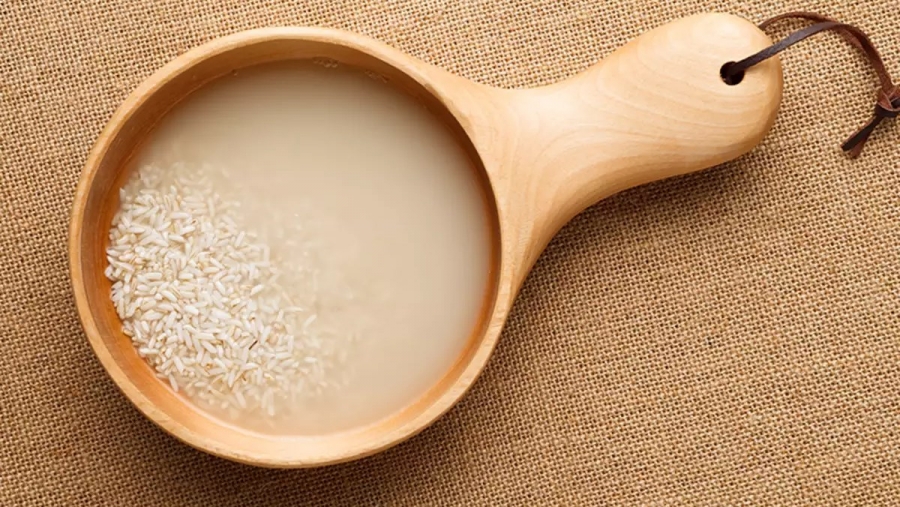 Dùng nước vo gạo để rửa mặt cũng là một cách làm sạch da mặt không cần sữa rửa mặt khá hiệu quả.