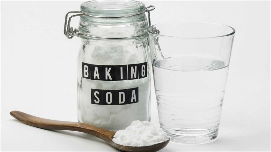 Phương pháp cuối cùng cũng hiệu quả không kém chính là kết hợp baking soda và nước tạo thành hỗn hợp sền sệt. 