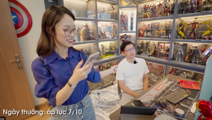 Phòng làm việc của BTV Việt Hoàng có hẳn 1 bộ sưu tập mô hình Marvel khủng.