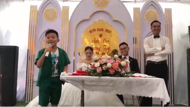 Cậu bé lớp 6 bão MXH với màn phát biểu nuốt mic khiến MC đám cưới khoanh tay đứng nhìn - Ảnh 3