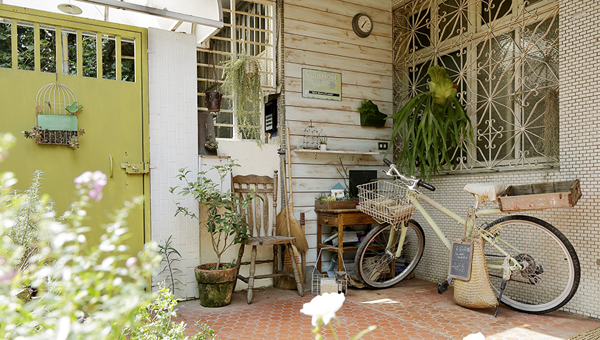 Từ một biên tập viên cho đến cô nàng bán hoa bằng xe đạp dọc bờ sông Đạm Thủy, Jasmine quyết định mua ngôi nhà cổ phong cách Nhật 42 năm tuổi.