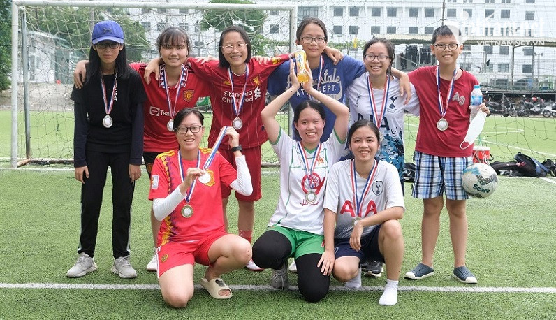 Hồng Nhung tham gia câu lạc bộ bóng đá cùng các bạn