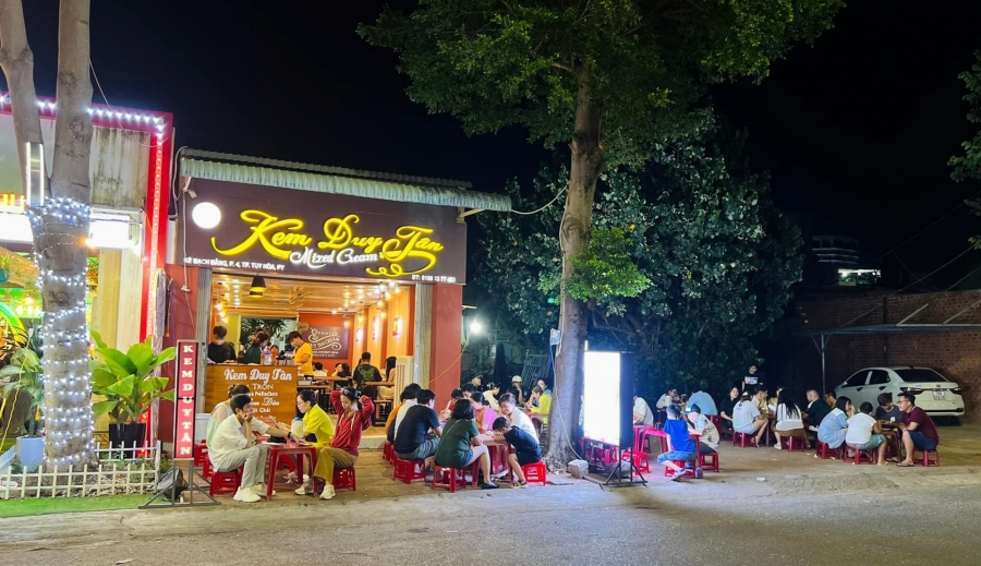 Kem trộn Duy Tân hay kem Bờ Kè là địa chỉ ăn vặt nổi tiếng ở Tuy Hòa, Phú Yên.