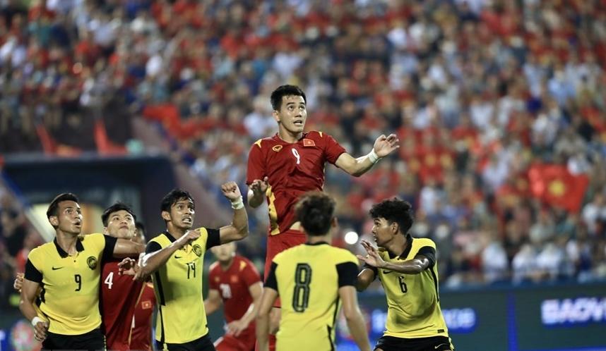 Tiến Linh giúp đội tuyển Việt Nam ghi bàn thắng vàng ở phút thứ 111 xuýt sao, đưa Việt Nam vào bán kết SEA Game 31.