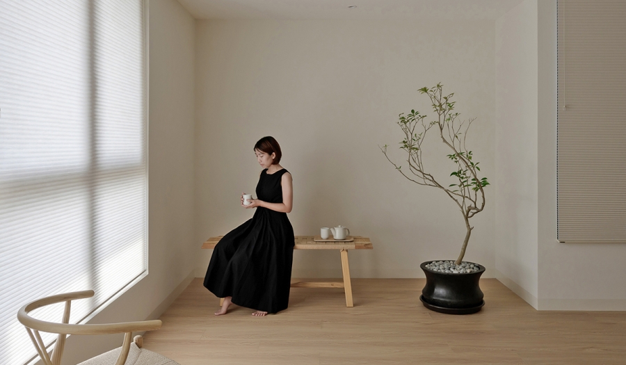 Trót đem lòng yêu phong cách tối giản của 'xứ sở hoa anh đào', cô gái trẻ người Đài Loan đã quyết định cải tạo lại căn hộ của mình.