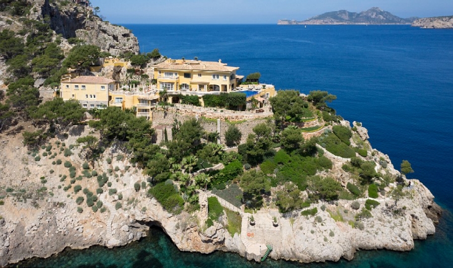 Biệt thự Hoàng gia Castillo Mallorca nằm trên bờ biển của một bán đảo tư nhân có diện tích lên đến 6000m².