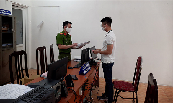 Người dân đến làm thủ tục cấp biển số xe máy tại Công an xã Vân Nội - Ảnh: Công an cung cấp
