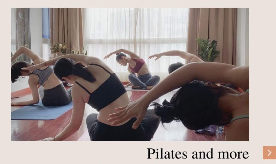 Lớp học pilates 'không máy móc' của Ruby Phan-Laymon và các học viên.