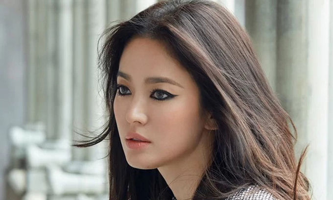 Kiểu kẻ toàn viền mắt được nữ diễn viên khai thác triệt để. Nhờ vậy, Song Hye Kyo không bị đóng khung trong hình ảnh tẻ nhạt nữa.