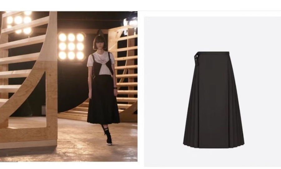 Dior mới tung ra một chiếc váy nằm trong BST Thu-Đông 2022 của hãng. Chiếc váy dạng midi màu đen tối giản, trung thành với tôn chỉ nhiều năm của nhà mốt. Nhà mốt tự nhận rằng đây là thiết kế của mình.