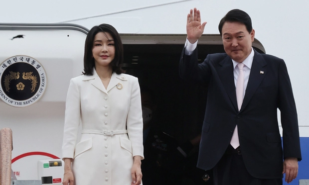 Tân Tổng thống Hàn Quốc Yoon Suk-yeol cùng bà xã - Đệ nhất phu nhân Kim Keon-hee đã hạ cánh tại sân bay Madrid-Barajas (Tây Ban Nha) để thực hiện chuyến làm việc tại châu Âu