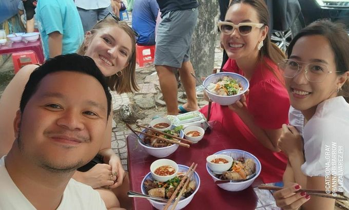 Nàng hậu cùng bạn bè ăn bún thịt nướng, cơm tấm, phở bò - những món ăn đặc trưng của Việt Nam. 
