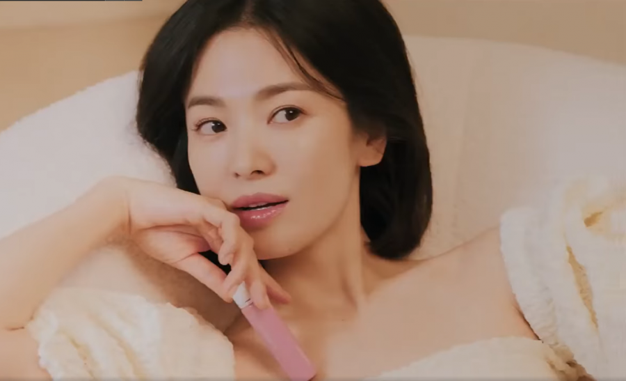 Song Hye Kyo sở hữu khuôn mặt thanh tú và những đường nét hài hòa hiếm có, nên cô dễ dàng chinh phục mọi màu son. Tuy nhiên, nữ diễn viên trẻ trung nhất khi tô son hồng.