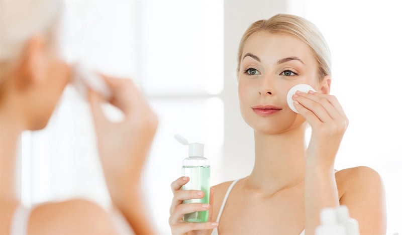Sau khi rửa mặt, bạn nên dùng toner để cân bằng độ ẩm cho da.