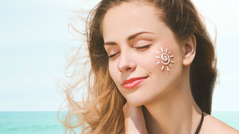 Nên thoa kem chống nắng và bảo vệ da khỏi sự tác động từ ánh nắng mặt trời sau khi tái tạo da.