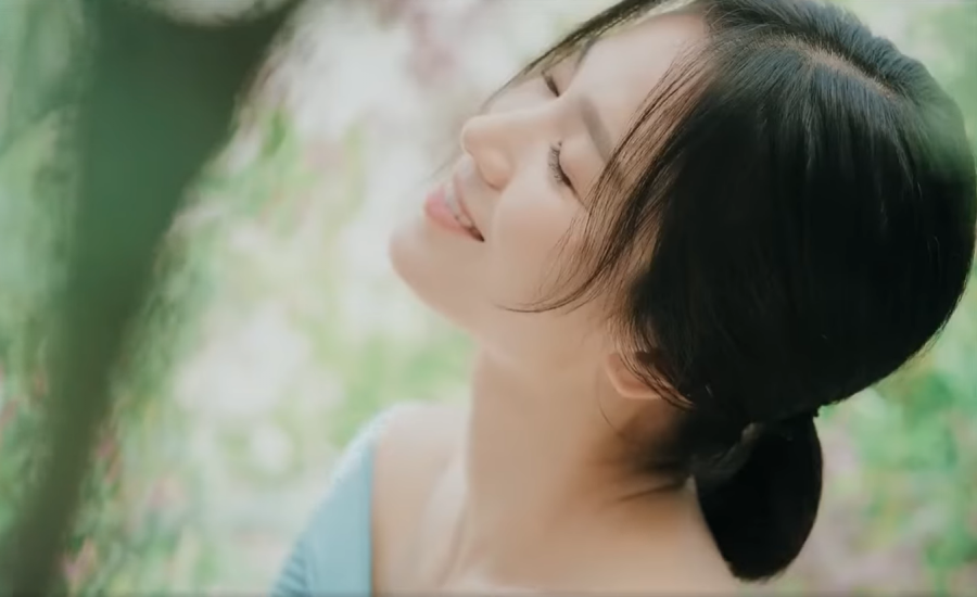 Vẻ đẹp của Song Hye Kyo là vẻ đẹp của sự vụn vỡ. Ngay cả khi cô nhoẻn miệng cười thì vẫn tỏa ra một nỗi buồn khó tả.