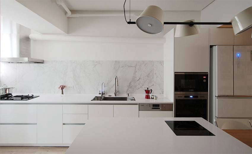 Nội thất phòng bếp chọn gam màu trắng chủ đạo, kết hợp gạch ốp đá cẩm thạch hoa văn sang trọng, lại dễ dàng vệ sinh vết bẩn trong quá trình nấu nướng.