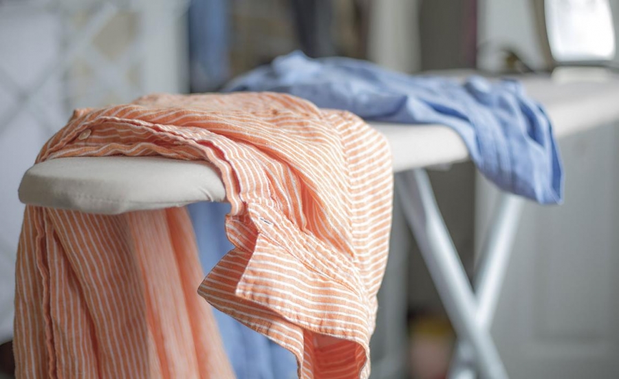 Quần áo hàng hiệu lẫn không hàng hiệu, khi đã được may bằng vải lanh, linen thì đều nên được là khi còn ẩm, treo trên mắc đến khi thật khô rồi mới sử dụng.