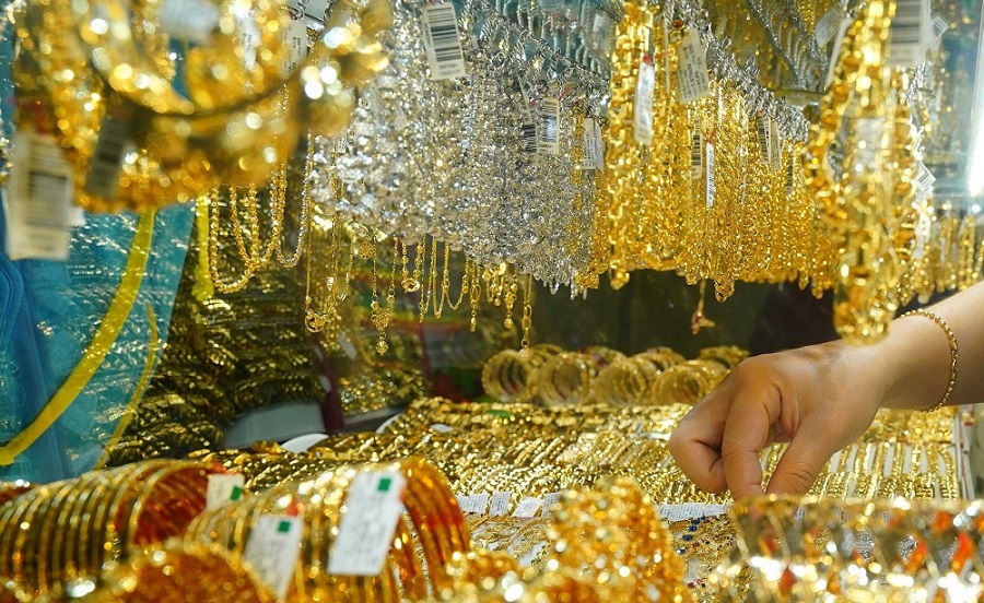 Giá vàng hôm nay 20.6 vàng trong nước đứng yên, vàng thế giới quay lại ngưỡng 1.800 USD - Ảnh 1