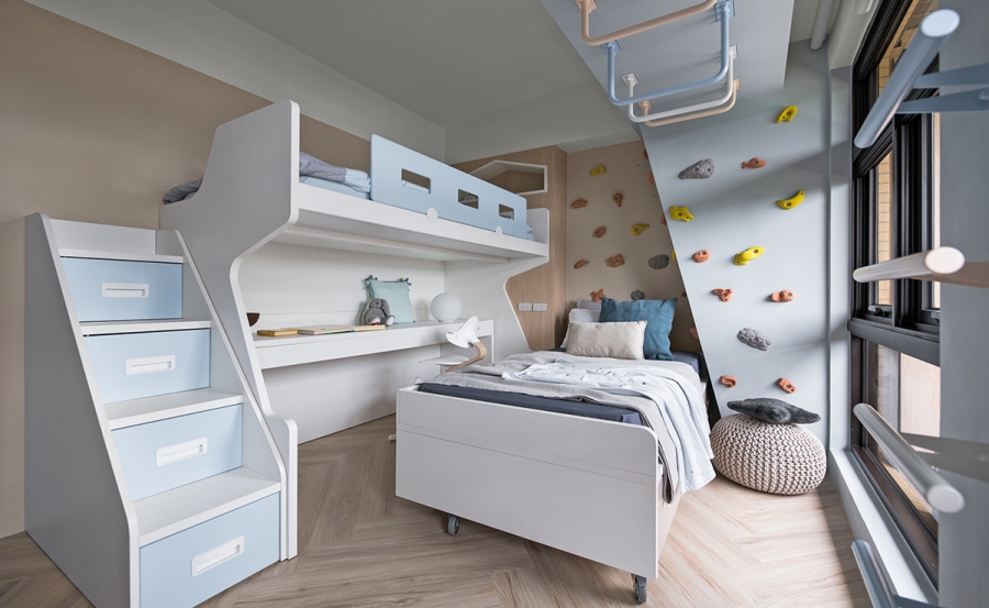 Phòng riêng của cậu con trai được thiết kế tiện nghi không kém của bố mẹ, có giường ngủ, góc học tập, kệ lưu trữ tích hợp tại mỗi bậc thang,... Căn phòng này hoàn toàn có thể 'chia sẻ' cho em bé thứ 2 trong tương lai nhờ có cả giường tầng phía trên.