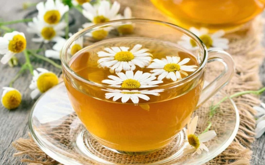 Bạn có thể sử dụng trà hoa cúc để làm sáng màu tóc mà không cần tẩy tóc.