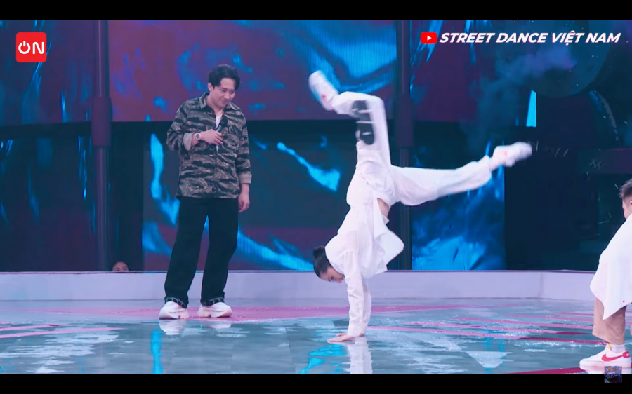 Street Dance Việt Nam: Chi Pu biến sân khấu thành phòng tắm xà bông, Bảo Anh tung skill khó - Ảnh 4