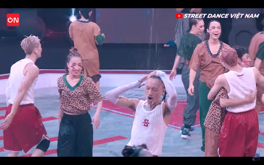 Street Dance Việt Nam: Chi Pu biến sân khấu thành phòng tắm xà bông, Bảo Anh tung skill khó - Ảnh 10