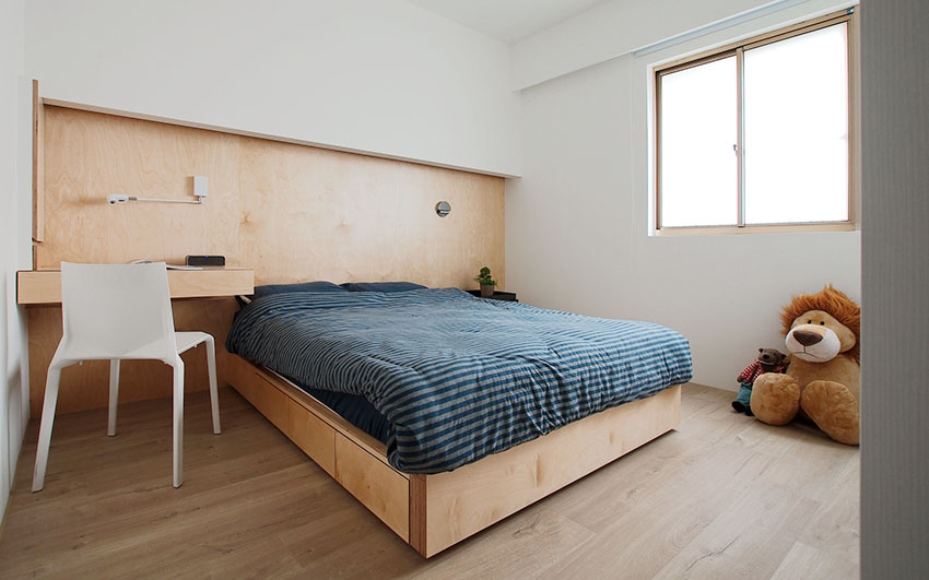 Vẫn tiếp tục sử dụng ván ép bạch dương cùng tone màu sơn trắng, các NTK đã tạo nên một không gian phòng ngủ tối giản mà tiện nghi theo phong cách Nhật Bản kết hợp Scandinavian.