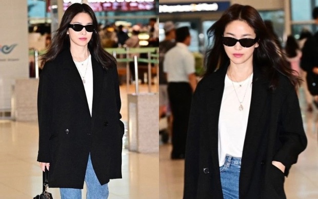 Đối với blazer đen, Song Hye Kyo không phối đồ quá cầu kỳ. Nữ diễn viên chỉ đơn giản là kết hợp cùng áo thun trắng, quần jeans xanh. Công thức này ghi điểm ở sự thanh lịch, tinh tế nhưng cũng rất trẻ trung. Ngoài ra, đây là công thức không bao giờ lỗi mốt, ai cũng có thể mặc đẹp.